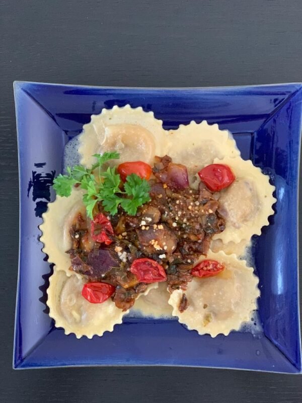 Vegetarisch Pasta Mezzelune met Gekaramelliseerd Ui en Geitenkaas 